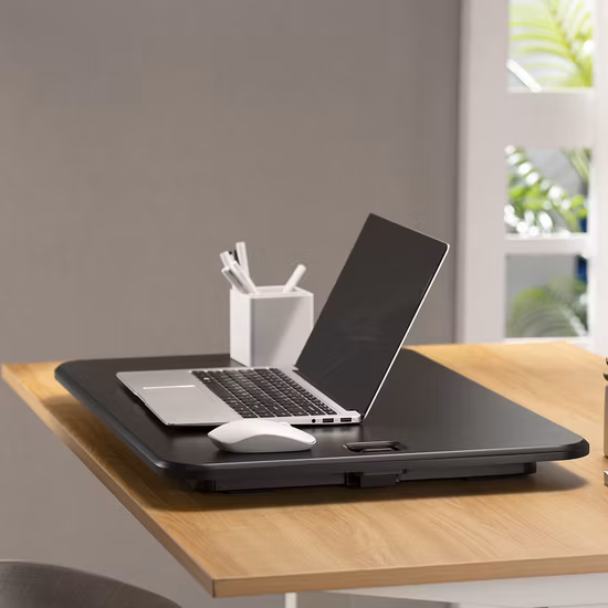 A tabela ajustável de dobramento do computador da altura manual/senta-se a mesa do conversor do suporte